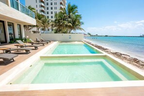 Pool - New front beach apartment with golf cart (Puerto Morelos)