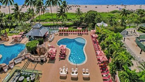 Un complexe hôtelier doté de plusieurs piscines, d’espaces de détente et offrant une vue sur la plage.