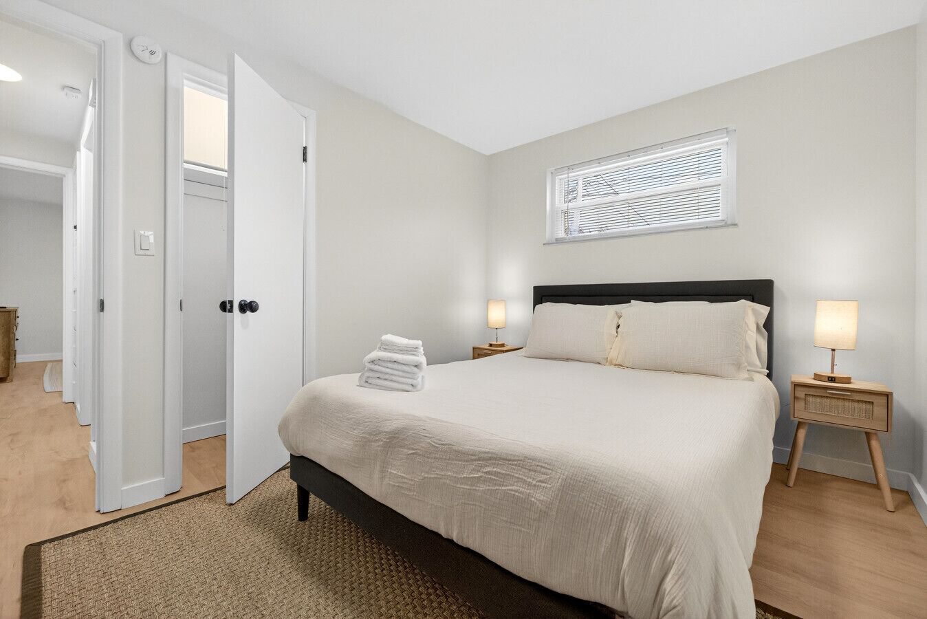 Työpöytä, silitysrauta/-lauta, Wi-Fi, vuodevaatteet