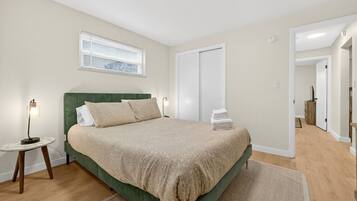 Desk, iron/ironing board, WiFi, bed sheets