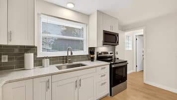 Køleskab, mikrobølgeovn, ovn, kogeplade