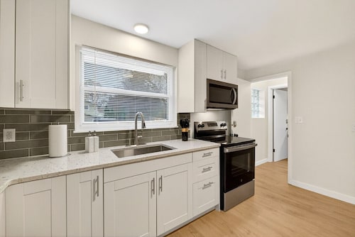Central Cozy 2BR w/ Garage & Airport Nearby