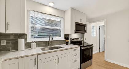 Central Cozy 2BR w/ Garage & Airport Nearby