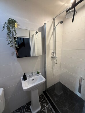 Shower, hair dryer, towels, soap - CHAMBRE LE PHARE (Boulogne-sur-Mer)