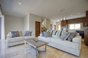 TV - Beautiful Home with private rooftop and jacuzzi. (Cabo San Lucas)