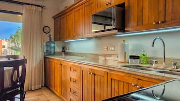 Ovn, kogeplade, køkkentøj/tallerkener/redskaber