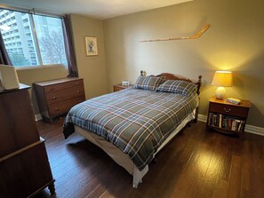 Iron/ironing board, WiFi, bed sheets - World Cup HQ!  1250 sq ft, 2 Bdrm/2 Bathrm on TTC, 20 mins from dwntn w/ parking (Toronto)