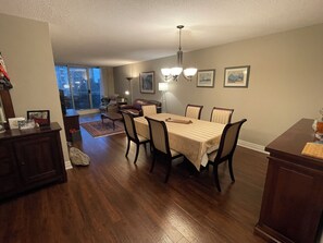 Interior - World Cup HQ!  1250 sq ft, 2 Bdrm/2 Bathrm on TTC, 20 mins from dwntn w/ parking (Toronto)