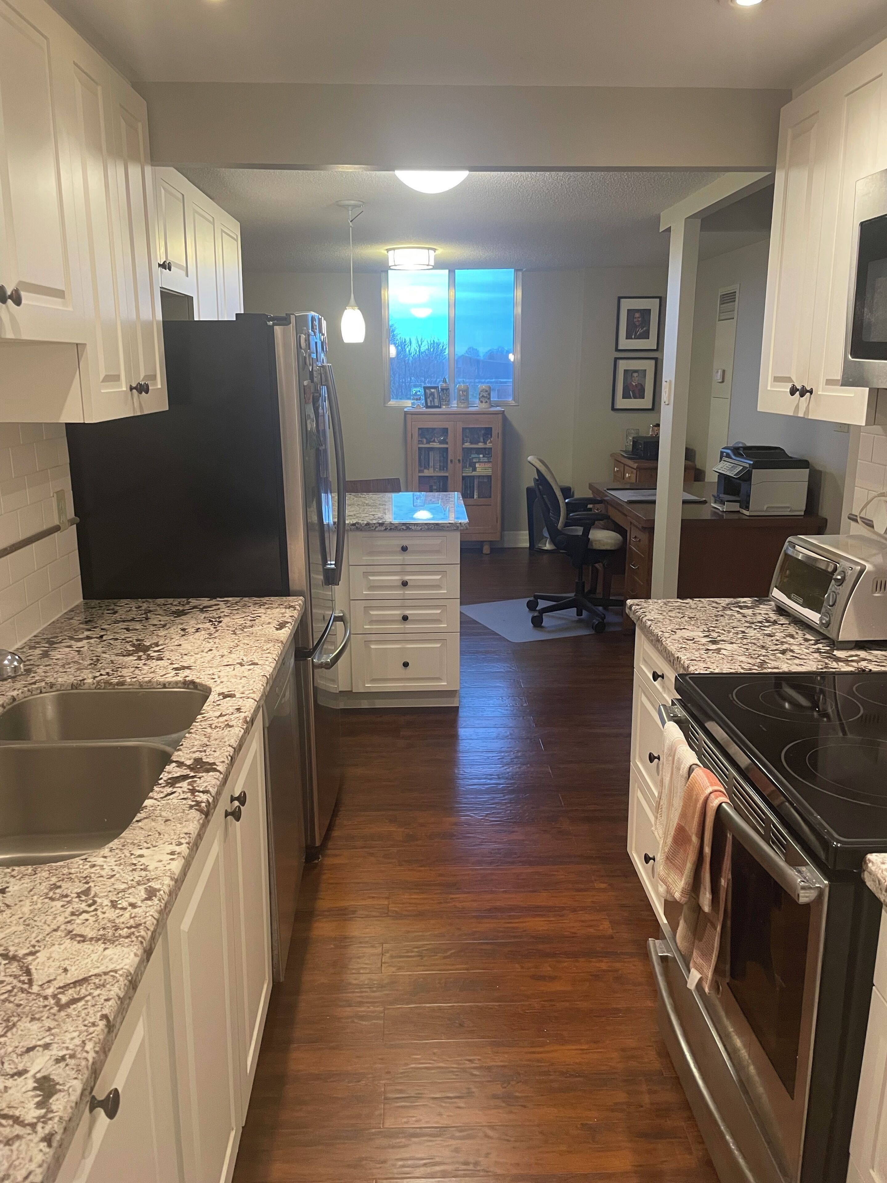 Mikrobølgeovn, ovn, kokeplater og oppvaskmaskin