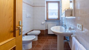 A bathroom with two toilets, a sink, a window, and a radiator. - Double room in Mestre, near Venice, Wi-Fi and self check-in (Venice)