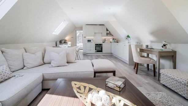 Un loft moderno con sala de estar, comedor y cocina.