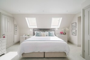 WiFi, bed sheets - April Lodge with parking (Sunningdale)