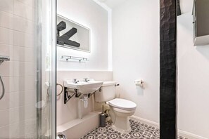 Hair dryer, towels - The George Inn Rooms - Room 1 (Great Missenden)