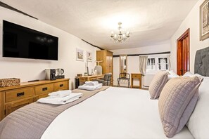 Desk, iron/ironing board, WiFi, bed sheets - The George Inn Rooms - Room 1 (Great Missenden)