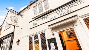 Le George Ale House, reconnaissable à son panneau et à sa vitrine où est affiché le menu.