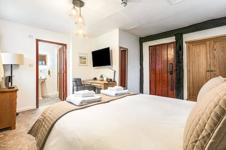 Desk, iron/ironing board, WiFi, bed sheets. The George Inn Rooms - Room 3
