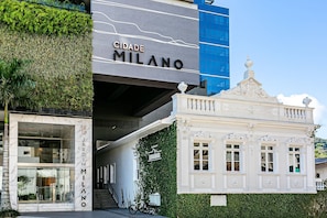 A building with a sign reading "CIDADE MILANO" and another sign "JARDIM MILANO". - Foodhall | Gym | 450m from the Mall #CA98 (Florianópolis)