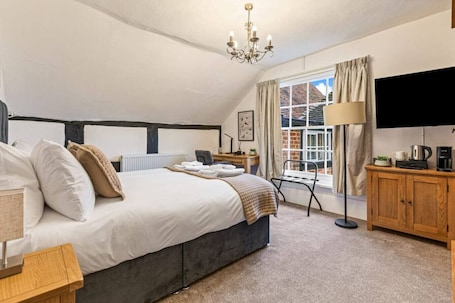 Desk, iron/ironing board, WiFi, bed sheets. The George Inn Rooms - Room 5