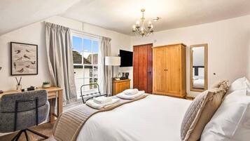 Desk, iron/ironing board, WiFi, bed sheets