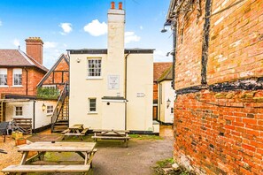 Outdoor dining - The George Inn Hotel Rooms - Room 6 (Great Missenden)