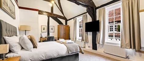 Een bureau, een strijkplank/strijkijzer, wifi, beddengoed