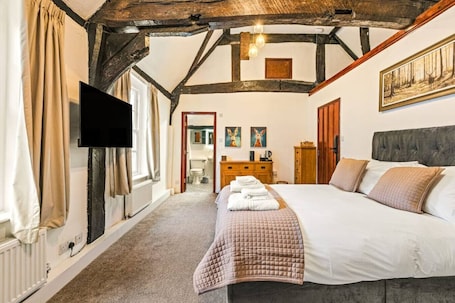Desk, iron/ironing board, WiFi, bed sheets. The George Inn Rooms - Room 2