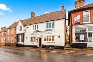 Exterior - The George Inn Rooms - Room 2 (Great Missenden)