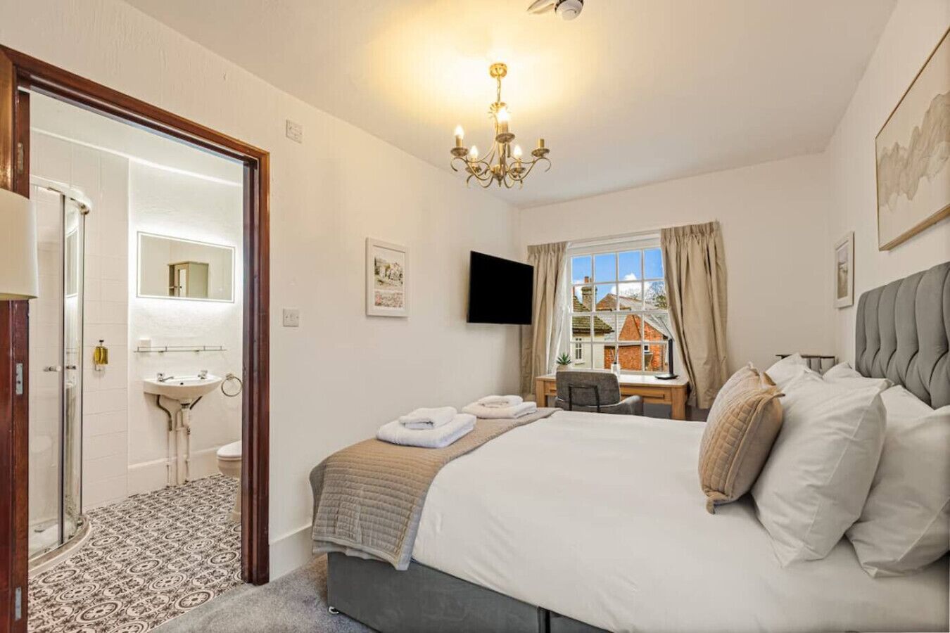 Desk, iron/ironing board, WiFi, bed sheets