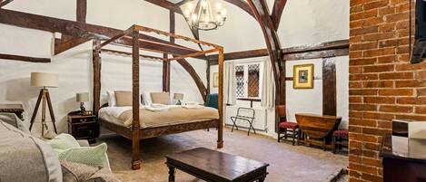 Een bureau, een strijkplank/strijkijzer, wifi, beddengoed