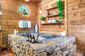Interior - Couples Getaway - Hot Tub - Close to Downtown - Minutes to Smoky Mountain NP (Sevierville)