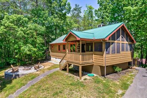 Exterior - Couples Getaway - Hot Tub - Close to Downtown - Minutes to Smoky Mountain NP (Sevierville)
