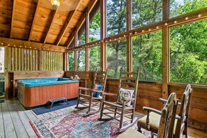 Indoor spa tub - Couples Getaway - Hot Tub - Close to Downtown - Minutes to Smoky Mountain NP (Sevierville)