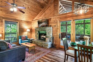 Smart TV, fireplace - Couples Getaway - Hot Tub - Close to Downtown - Minutes to Smoky Mountain NP (Sevierville)