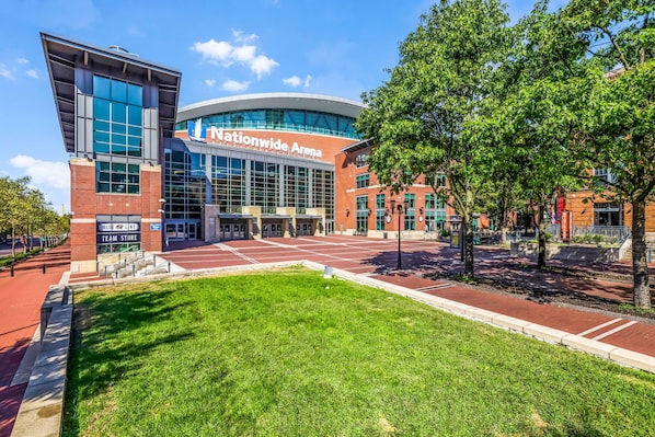 Exterior - NEW Comfortable OSU Home • Sleeps 10 • Walk to Campus/Stadium•Free Parking for 4 (Columbus)