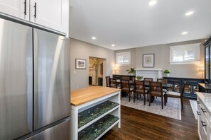 Dining - NEW Comfortable OSU Home • Sleeps 10 • Walk to Campus/Stadium•Free Parking for 4 (Columbus)