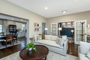 Smart TV - NEW Comfortable OSU Home • Sleeps 10 • Walk to Campus/Stadium•Free Parking for 4 (Columbus)