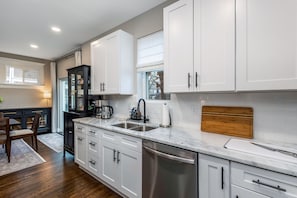 Fridge, microwave, oven, stovetop - NEW Comfortable OSU Home • Sleeps 10 • Walk to Campus/Stadium•Free Parking for 4 (Columbus)