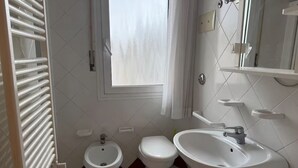 A bathroom with a toilet, bidet, and sink. - Guest Access🌊 Jesolo – Condominio Venezia Apartment✨ Perfect for Families and Groups, Just Steps from the Sea!Welcome to your ideal retreat in Jesolo, where golden sand and crystal-clear sea await you less than 1 minute from your door! 🌅 If you (Lido di Jesolo)