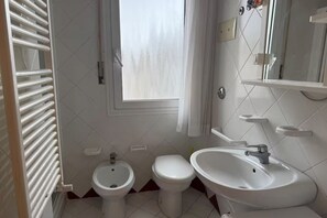 Shower, bidet - Guest Access🌊 Jesolo – Condominio Venezia Apartment✨ Perfect for Families and Groups, Just Steps from the Sea!Welcome to your ideal retreat in Jesolo, where golden sand and crystal-clear sea await you less than 1 minute from your door! 🌅 If you (Lido di Jesolo)