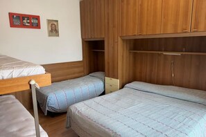Room - Guest Access🌊 Jesolo – Condominio Venezia Apartment✨ Perfect for Families and Groups, Just Steps from the Sea!Welcome to your ideal retreat in Jesolo, where golden sand and crystal-clear sea await you less than 1 minute from your door! 🌅 If you (Lido di Jesolo)