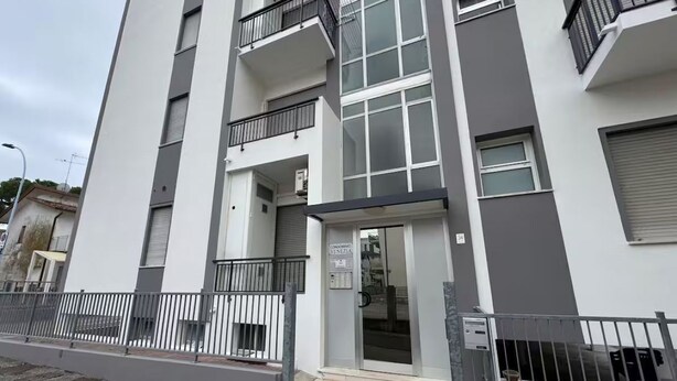 A modern building with a gated entrance, balconies, and a sign indicating condominiums. - Guest Access🌊 Jesolo – Condominio Venezia Apartment✨ Perfect for Families and Groups, Just Steps from the Sea!Welcome to your ideal retreat in Jesolo, where golden sand and crystal-clear sea await you less than 1 minute from your door! 🌅 If you (Lido di Jesolo)