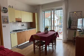 Dining - Guest Access🌊 Jesolo – Condominio Venezia Apartment✨ Perfect for Families and Groups, Just Steps from the Sea!Welcome to your ideal retreat in Jesolo, where golden sand and crystal-clear sea await you less than 1 minute from your door! 🌅 If you (Lido di Jesolo)