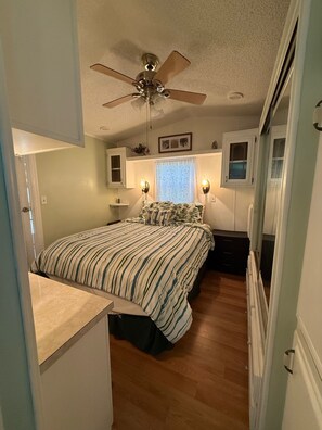 1 bedroom, free WiFi, bed sheets - Spacious 1-bedroom bungalow in Sarasota with AC, resort amenities included. (Sarasota)