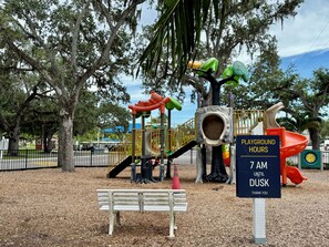 Children’s area - Spacious 1-bedroom bungalow in Sarasota with AC, resort amenities included. (Sarasota)