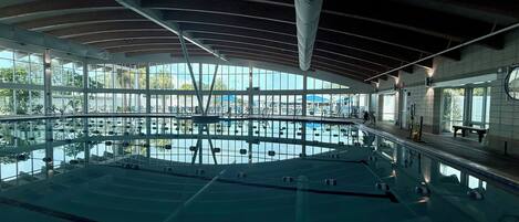 Alberca techada y alberca al aire libre