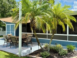 Outdoor dining - Spacious 1-bedroom bungalow in Sarasota with AC, resort amenities included. (Sarasota)