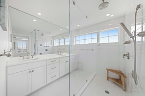 Shower, towels, toilet paper - Mantoloking Beach Front Home with Pool (Mantoloking)