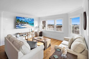 Living area - Mantoloking Beach Front Home with Pool (Mantoloking)