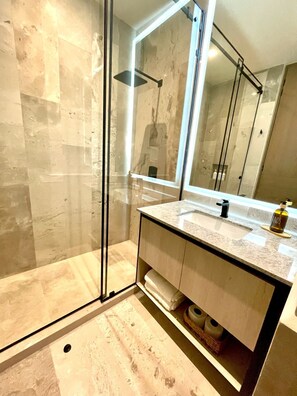 Shower, hair dryer, towels, soap - Studio 104 in Distrito Puerto (Puerto Morelos)