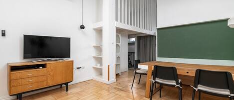 Superior-Apartment, Stadtblick | Wohnbereich | Smart-TV